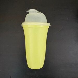 Tupperware QuickShake Gravy Shaker #844-4 Yellow Vintage